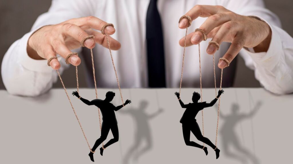 लोगों को अपने इशारों पर चलाने की वो चाबी जो सिर्फ टॉप मैनिपुलेटर्स यूज़ करते हैं